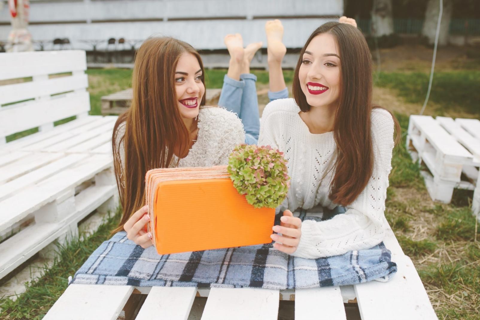 Équipe kalerithona analysant des données financières avec attention et expertise professionnelle